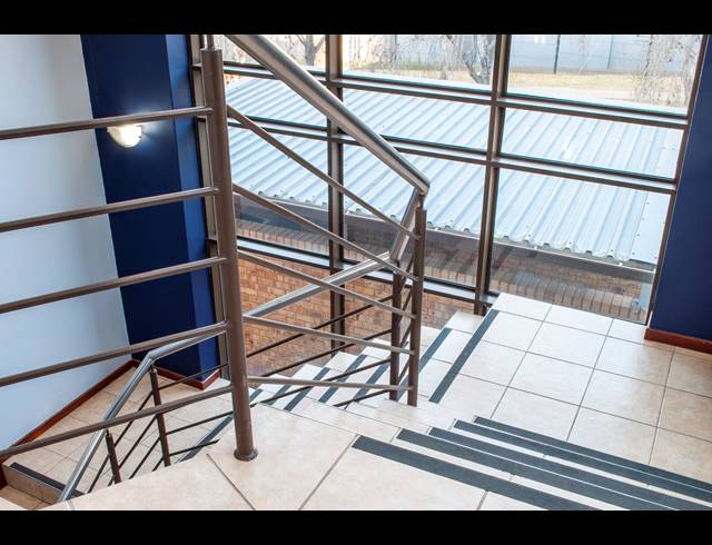 658M² OFFICE FOR SALE IN MIDRIDGE PARK